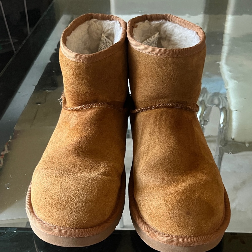 Kookaburra by UGG women’s size 9 chestnut short